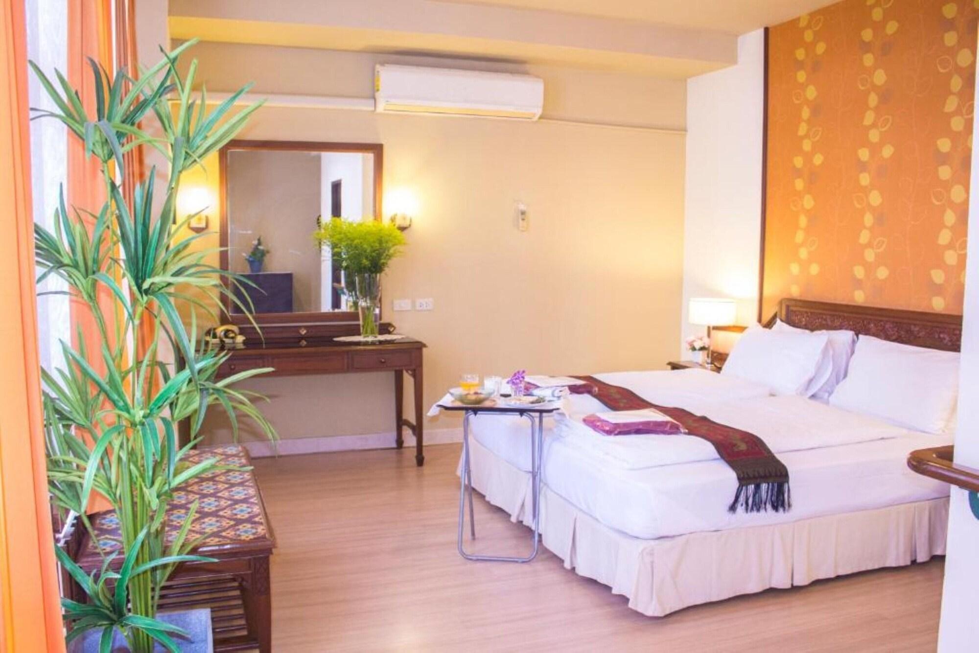 People Place Boutique In Town Hotel - Sha Extra Plus Чиангмай Экстерьер фото